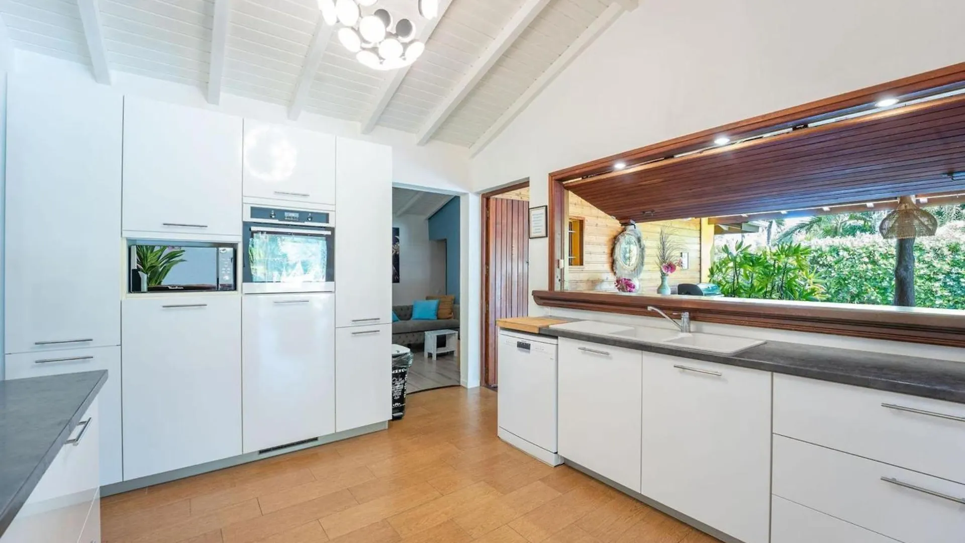 Контакты Villa Ma Vie La